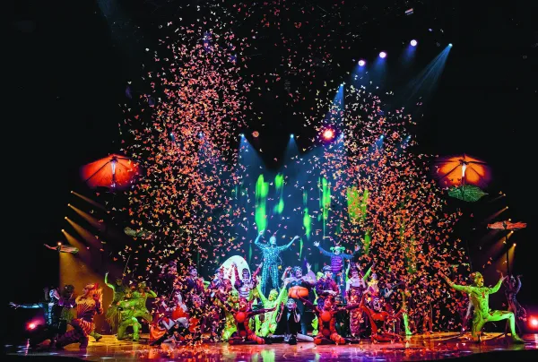 Cirque du Soleil nudi zaposlitev več kot 4000 ljudem, od tega 1200 umetnikom iz 80 različnih držav.