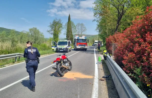 Trije motoristi so jo huje skupili
