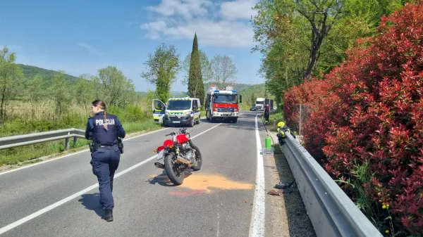 Trije motoristi so jo huje skupili