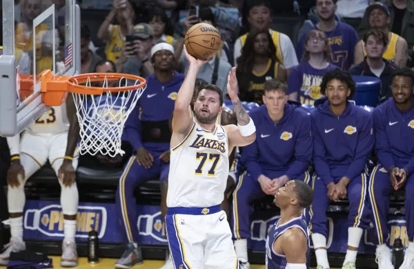 ZDA, Los Angeles.Tekma rednega dela kosarkarske lige NBA med Los Angeles Lakers in Sacramento Kings.Kosarkar LA Lakers Luka Doncic.