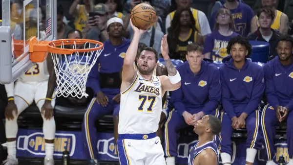 ZDA, Los Angeles.Tekma rednega dela kosarkarske lige NBA med Los Angeles Lakers in Sacramento Kings.Kosarkar LA Lakers Luka Doncic.