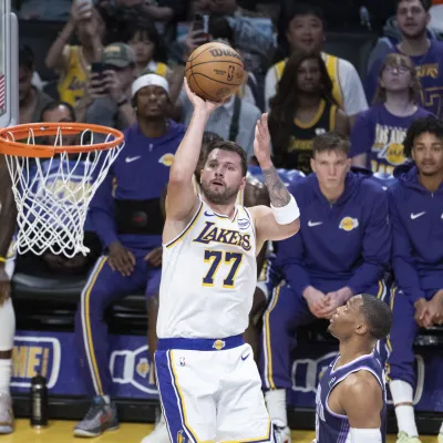 ZDA, Los Angeles.Tekma rednega dela kosarkarske lige NBA med Los Angeles Lakers in Sacramento Kings.Kosarkar LA Lakers Luka Doncic.