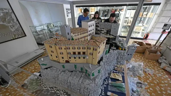 Umetnine iz lego kock so sestavljali 881 ur