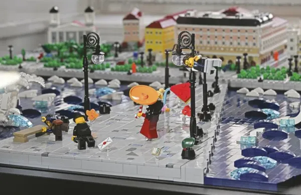 Umetnine iz lego kock so sestavljali 881 ur
