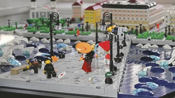Umetnine iz lego kock so sestavljali 881 ur