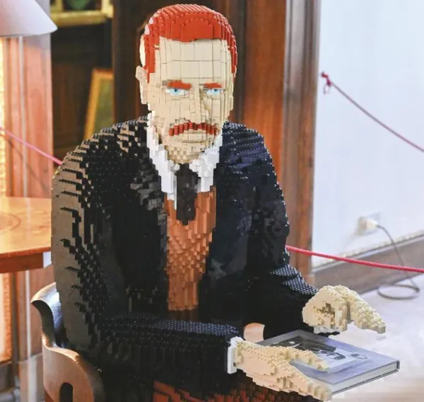 Umetnine iz lego kock so sestavljali 881 ur
