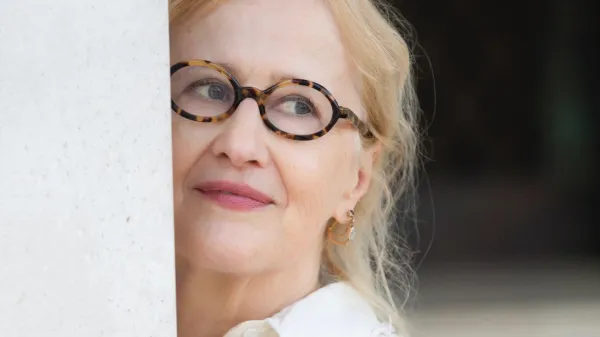 "Zdaj sem ravno toliko stara - več kot polovice mojih prijateljev ni več na tem svetu -, da opazujem sebe in svet tudi skozi besedo 'zadnjič'."