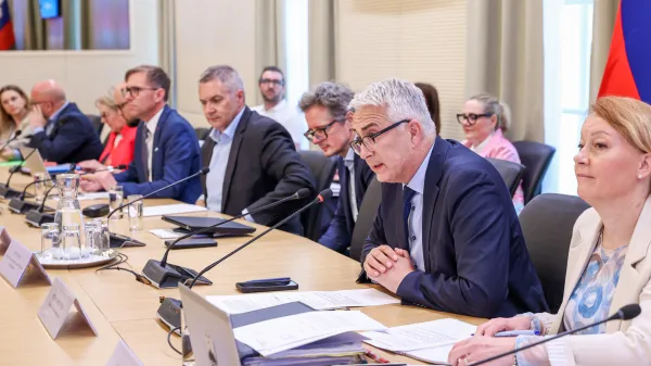 Na izredni seji ESS so med drugim podali mnenje k predlogu zakona o interventnih ukrepih za razvoj Slovenije, mnenje k predlogu interventnega zakona o dolgotrajni oskrbi in zacasni podpori izvajalcem institucionalnega varstva ter mnenje k predlogu novele zakona o zasebnem varovanju. Na fotografiji je predsednik ESS Mitja Gorenscek.