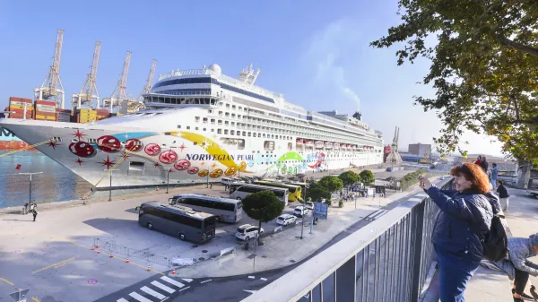 Koper, 02.11.2024Luka Koper, Potni&scaron;ki terminal, zadnja leto&scaron;nja križarka potni&scaron;ka ladja Norwegian PearlFoto:Tomaž Primožic/FPA