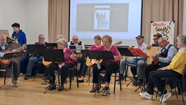 Dru&scaron;tvo upokojencev Ajdov&scaron;čina o miru v sebi, medsebojnih odnosih in skupnosti, ki jo ustvarjajo