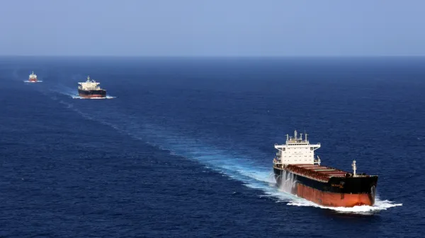 Ladijski promet skozi Hormu&scaron;ko ožino, ključno pomorsko pot za prevoz nafte in plina iz Perzijskega zaliva, je Teheran praktično v celoti onemogočil v odgovor na izraelsko-ameri&scaron;ke napade na Iran.