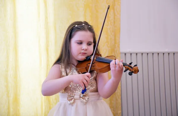 Violinistka Noemi Markovič Funa kljub rosnim &scaron;estim letom niza uspeh za uspehom.