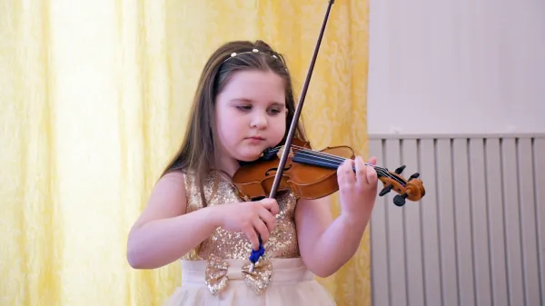 Violinistka Noemi Markovič Funa kljub rosnim &scaron;estim letom niza uspeh za uspehom.