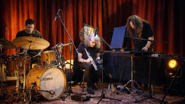 Trio sestavljajo Martin K&uuml;chen (saksofon), Gal Furlan (bobni) ter Andrej Kobal (skladatelj, zvočni oblikovalec žive elektronike)