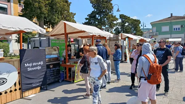 Sonce in hrana sta na Lonko zvabila množico gurmanov