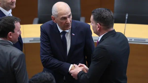 Takole sta si na ustanovni seji DZ v roke segla Zoran Stevanović in Janez Jan&scaron;a.