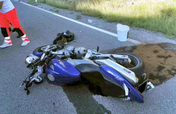 Motorist trčil v tri znake
