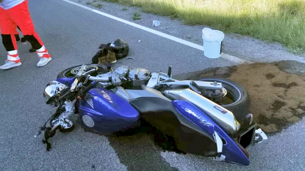 Motorist trčil v tri znake