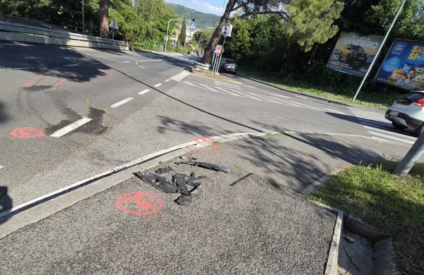 Med begom trčil in se vrnil po telefon