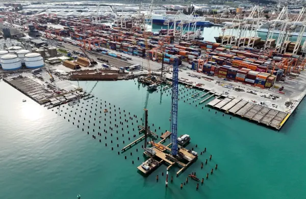 Luka podalj&scaron;anje kontejnerskega pomola