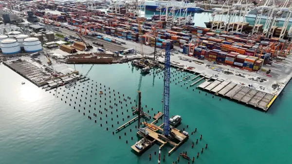 Luka podalj&scaron;anje kontejnerskega pomola