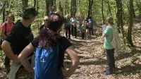 Trnovsko Gradi&scaron;če, skrivnostna Stražica, prazgodovinski zidovi in gomile nad Jasenom &ndash; vse to je arheolo&scaron;ka pokrajina, ki jo domačini pogosto spregledajo, a jo arheologinja in kustosinja Sabina Stambulić Pugelj že leta razkriva obiskovalcem na svojih tematskih pohodih. 