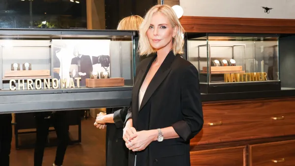Charlize Theron je delila grozljive podrobnosti iz najstni&scaron;tva, ko je njena mati v samoobrambi ustrelila nasilnega in pijanega očeta.