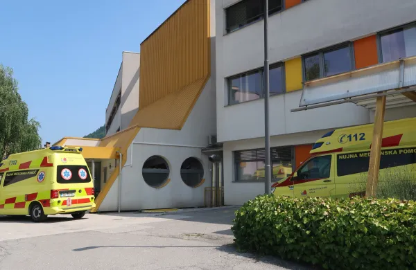 Junija, leto po prehodnem obdobju po novem zdravstvenem zakonu, bi brez sprememb interventnega zakona v &scaron;tevilnih odmaknjenih krajih dializni in onkolo&scaron;ki bolniki lahko ostali brez sanitarnih prevozov.