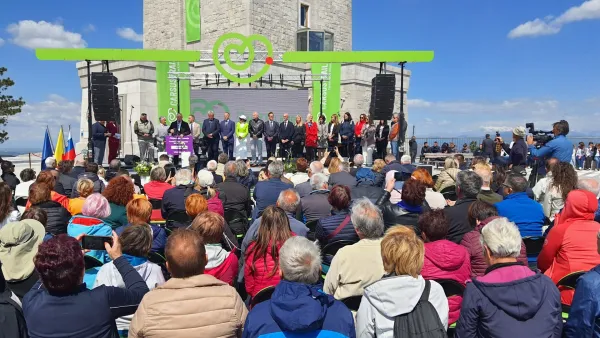 "Naj bo vsak korak pohodnika poklon tistim, ki ste tukaj gasili in tistim, ki smo tukaj sadili," je poudarila predsednica republike Nata&scaron;a Pirc Musar.