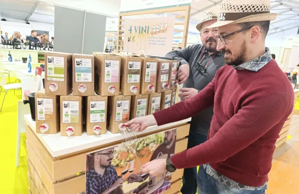 bag in box embalaža vino Alessio Sreacci iz Mark polni v "vrečko v &scaron;katli" vina z ekolo&scaron;kim certifikatom, vklujčno z macerirano malvazijo; v ozadju stric Maurizio&nbsp;