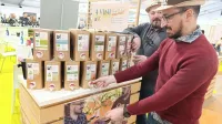 bag in box embalaža vino Alessio Sreacci iz Mark polni v "vrečko v &scaron;katli" vina z ekolo&scaron;kim certifikatom, vklujčno z macerirano malvazijo; v ozadju stric Maurizio&nbsp;