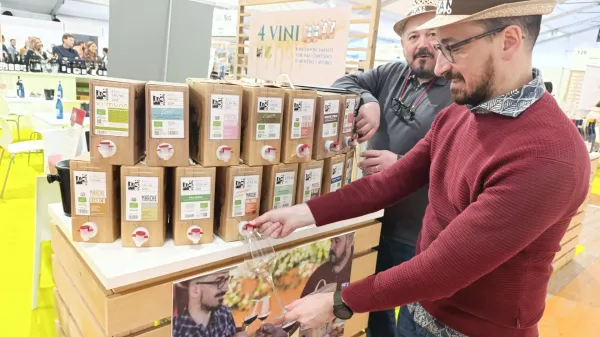 bag in box embalaža vino Alessio Sreacci iz Mark polni v "vrečko v &scaron;katli" vina z ekolo&scaron;kim certifikatom, vklujčno z macerirano malvazijo; v ozadju stric Maurizio&nbsp;