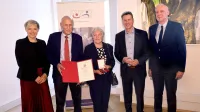 Franc Mužič s častnim znakom Dežele Koro&scaron;ke. Ob njem (z leve) Maja Balant Slobodjanac, Mužičeva soproga Jožica, Daniel Fellner in Bernhard Sadovnik.