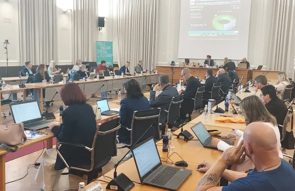 Svetniki v prvem branju zavrnili odlok, ki je buril strasti