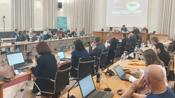 Svetniki v prvem branju zavrnili odlok, ki je buril strasti