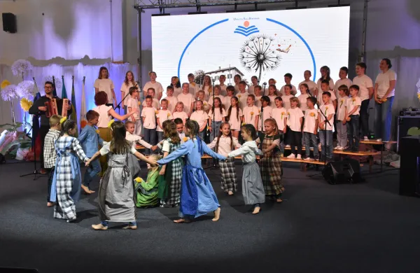 200 let &scaron;ole prvačina nastop folklorna skupina, zbor, harmonikar