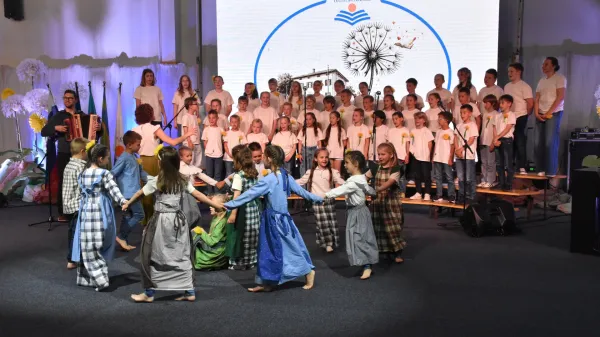 200 let &scaron;ole prvačina nastop folklorna skupina, zbor, harmonikar