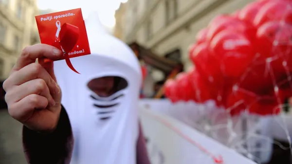 Ljubljana, Stritarjeva ulica. V okviru projekta Virus, ki deluje pod okriljem Drustva studentov medicine Slovenije je potekala akcija osvescanja javnosti o pomenu zascite pred virusom HIV in ostalimi spolno prenosljivimi okuzbami (SPO). Kondomi, baloni. Foto: Tamino Petelinsek/STA aids