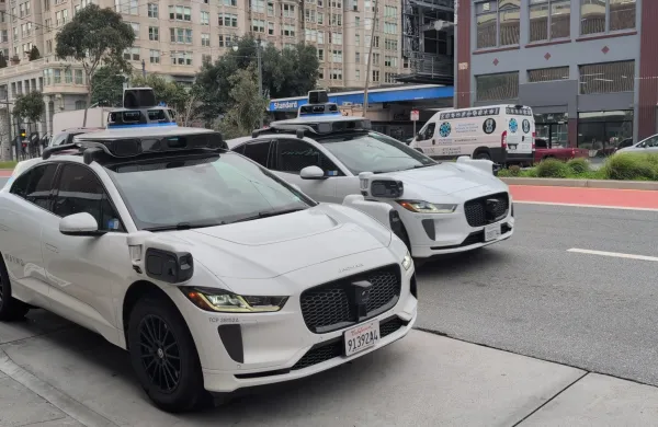 Okoli tisoč avtonomnih vozil Waymo bogati ponudbo običajnih taksijev v San Franciscu. 