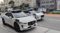 Okoli tisoč avtonomnih vozil Waymo bogati ponudbo običajnih taksijev v San Franciscu. 