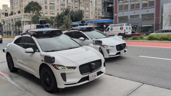 Okoli tisoč avtonomnih vozil Waymo bogati ponudbo običajnih taksijev v San Franciscu. 