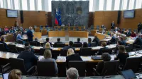 Izredna seja DZ, na kateri obravnavajo predlog sprememb zakona o vladi ter predlog zakona o ukrepih pri dolgotrajni oskrbi in zacasni podpori izvajalcem institucionalnega varstva.