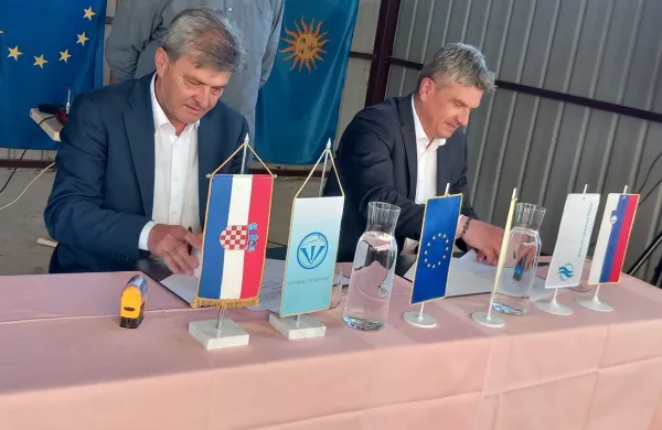 Mladen Nežič in Martin Pregelj sta podpisala dogovor o sodelovanju med sosednjima Rižanskim in Istarskim vodovodom. 