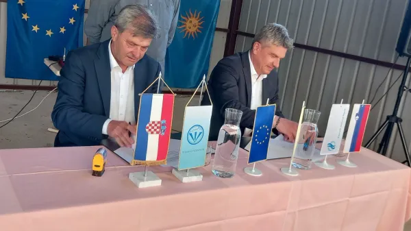 Mladen Nežič in Martin Pregelj sta podpisala dogovor o sodelovanju med sosednjima Rižanskim in Istarskim vodovodom. 