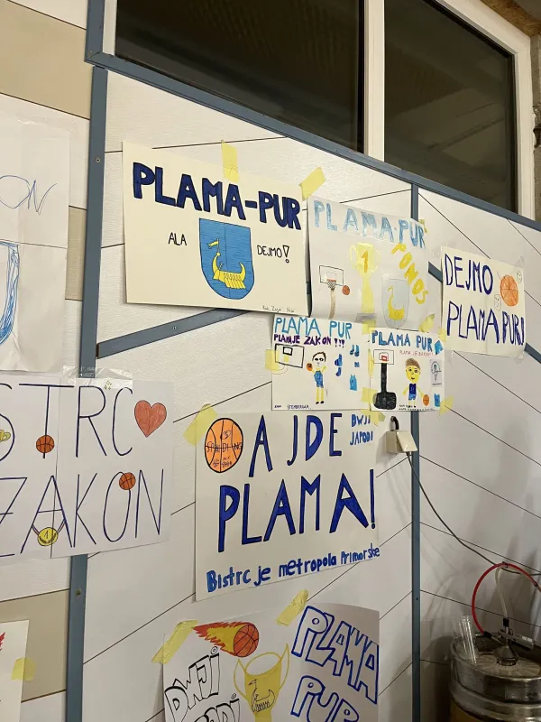 V Plami pur so za to priložnost pripravili posebne navija&scaron;ke majice s finalnim motivom, prostor pa so krasili baloni, plakati in različni napisi otroci risali
