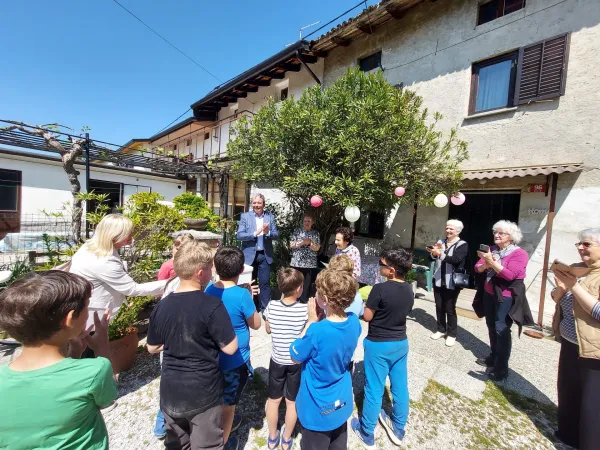 Mercede Leon stoletnica slavje obisk župan Mauricij Humar, učenci PO&Scaron; Bilje, članice krajevnega odbora Rdečega križa Bilje