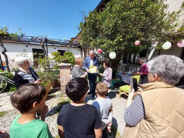 Mercede Leon stoletnica slavje obisk župan Mauricij Humar, učenci PO&Scaron; Bilje, članice krajevnega odbora Rdečega križa Bilje