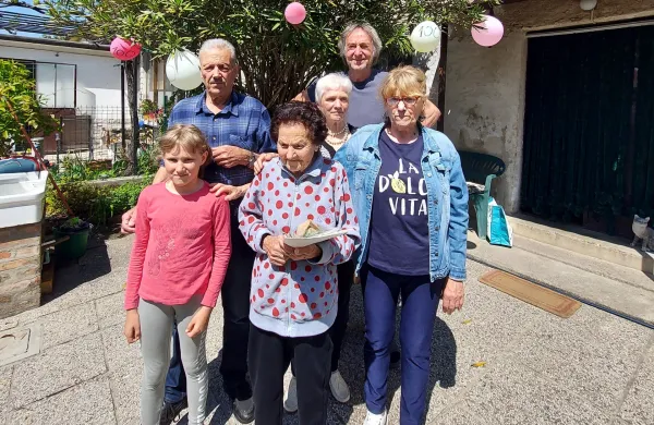 Mercede Leon stoletnica s sorodniki pravnukinja Hana, sin Franko, snaha Ela, zet Bojan in hčerka Vesna 