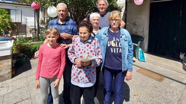 Mercede Leon stoletnica s sorodniki pravnukinja Hana, sin Franko, snaha Ela, zet Bojan in hčerka Vesna 