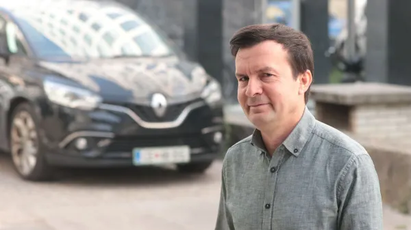 Planet TV, ki ga vodi Uro&scaron; Urbanija, za preživetje nujno potrebuje denar z Madžarske. Bo ta po zamenjavi Orbanovega režima &scaron;e pritekal v Slovenijo?